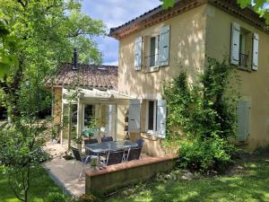 Charmant cottage en pierre dans un parc arboré