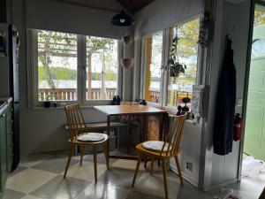 Lakehouse getaway with rowing boat