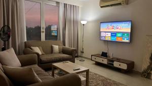 شقه عوائل للمتزوجين فقط ويمنع شرب الكحول داخل الشقه منعا باتا تتكون من غرفتين وصاله مطله على السفاره السعوديه القديمه والسفاره الايطالي?