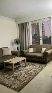 شقه عوائل للمتزوجين فقط ويمنع شرب الكحول داخل الشقه منعا باتا تتكون من غرفتين وصاله مطله على السفاره السعوديه القديمه والسفاره الايطالي?