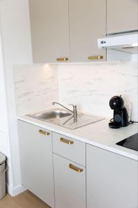 Appartements Studio vue mer clim plage aeroport Nice centre commercial centre affaires Nice Arenas emplacement excellent : photos des chambres