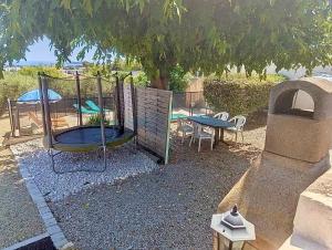 Maisons de vacances Gite des Ecureuils, vue mer, piscine privee, parking, climatisation : photos des chambres