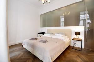 Urban Oasis in Neubau with Cozy Fireplace