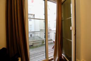 Urban Oasis in Neubau with Cozy Fireplace