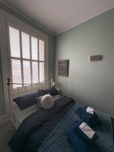2-bed, 2-bath Hove seafront flat