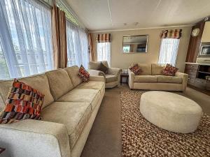 Lovely Caravan With Decking At Southview Holiday Park Ref 33059V
