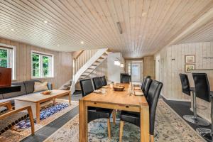 Large Holiday Home With Large Outdoor Wilderness Bath And Activity Room, Only 500 Meters From Stauning Harbor