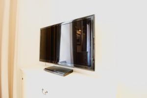 Bright & Chic Downtown Hideaway