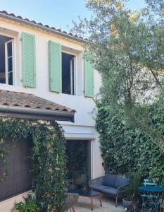 Charmante maison de ville en pierre avec piscine