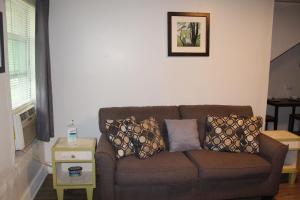HISTORIC HILL APT2 (Downstairs)
