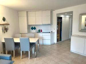 Lovely flat with terrace, swimming pool and garage