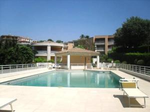 Lovely flat with terrace, swimming pool and garage