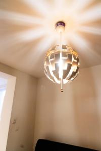 Appartement sous toit lumineux avec garage et 4 pièces en enfilade