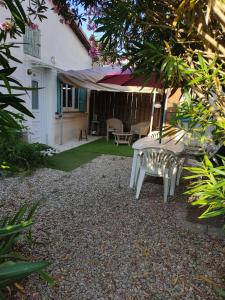 Maisons de vacances Une petite maison dans un quartier calme dans la zone verte proximite tous commerces : photos des chambres