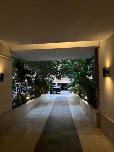 شقه عوائل للمتزوجين فقط ويمنع شرب الكحول داخل الشقه منعا باتا تتكون من غرفتين وصاله مطله على السفاره السعوديه القديمه والسفاره الايطالي?