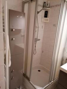 Chambre 2 avec un lit simple