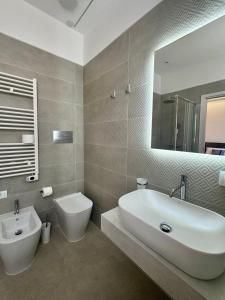 Zimmer mit Kingsize-Bett und Balkon