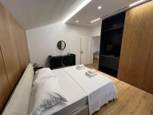 Dennys Apartments Villa at Komuna e Parisit