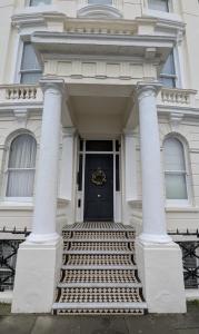2-bed, 2-bath Hove seafront flat