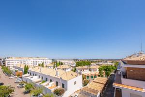 Tavira Getaway with Balcony and Sea View