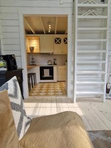 Stuga på landet med egen pool, vedeldad badtunna och bastu