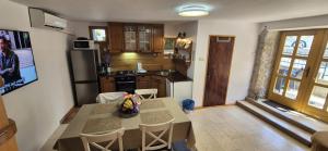 Kamena kuća sa bazenom