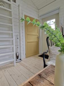 Stuga på landet med egen pool, vedeldad badtunna och bastu