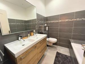 Maisons de vacances Cozy house, sleeps 6, pool : photos des chambres