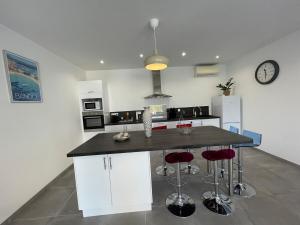 Cozy house, sleeps 6, pool