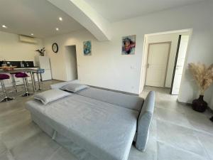 Cozy house, sleeps 6, pool