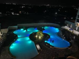 Bright and Stylish Condo with Pool View and Balcony