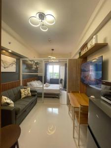 Bright and Stylish Condo with Pool View and Balcony