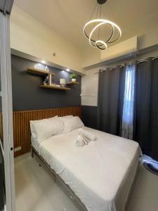 Bright and Stylish Condo with Pool View and Balcony