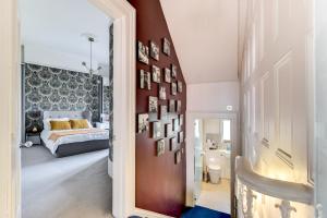 2-bed, 2-bath Hove seafront flat