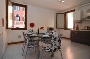 Apartment room in Venice Speon Canal Views