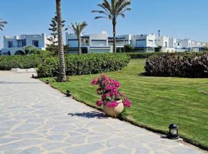 A cozy 2BR 2BA chalet near the pool