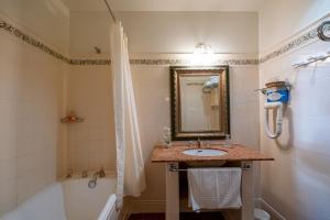 Hotels Chateau De Picomtal : Suite Familiale