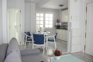 Duquesa beach, sea view, pool, wifi