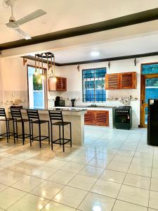 Luxury And Spacious Pool house near the beaches