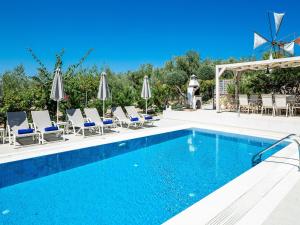 Lovely villa in Adelianos Kampos with private pool
