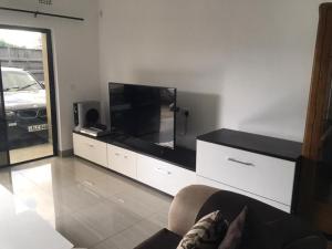 1 bed apartment with pool & gym