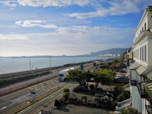 Flat next to port and cliffs with parking