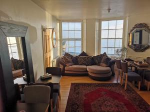 Flat next to port and cliffs with parking