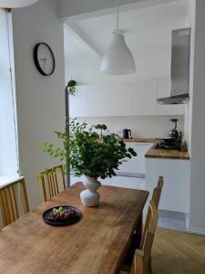 Bright apartment, 3 bedrooms, 3 double beds, free parking