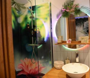 Appartements Jungle Spa - Cocon tropical et depaysant avec balneo en plein coeur de Pezenas ! : photos des chambres
