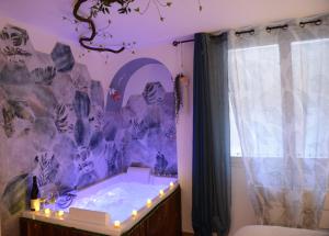 Appartements Jungle Spa - Cocon tropical et depaysant avec balneo en plein coeur de Pezenas ! : photos des chambres