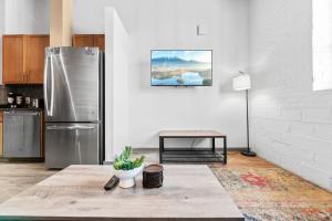 Trendy DT Loft l 2 TVs l Parking l Café