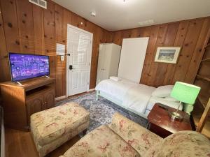 M1 - Twin Private Room with Shared Bathroom