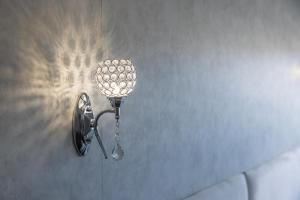 Zimmer mit Queensize-Bett und Whirlpool-Badewanne