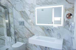 Zimmer mit Queensize-Bett und Poolblick